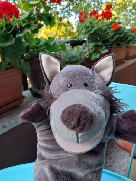 Bisogna incontrare il personaggio giusto! Come fare video-conversazioni se si è da soli. Bisogna incontrare il personaggio giusto! Come fare video-conversazioni se si è da soli.